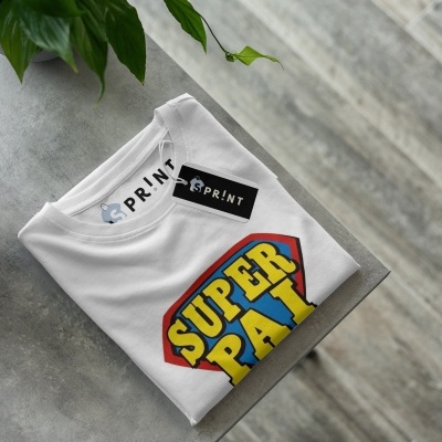 T-shirt branca dobrada com estampado SUPER PAI colorido e etiquetas SPRINT