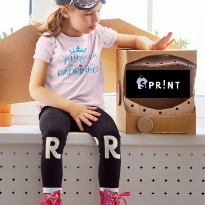 Criança com roupa e capacete de papelão com texto Sprint