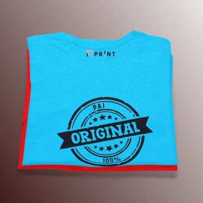 T-shirt azul com estampa preta ORIGINAL PAI 100%, dobrada sobre superfície cinza