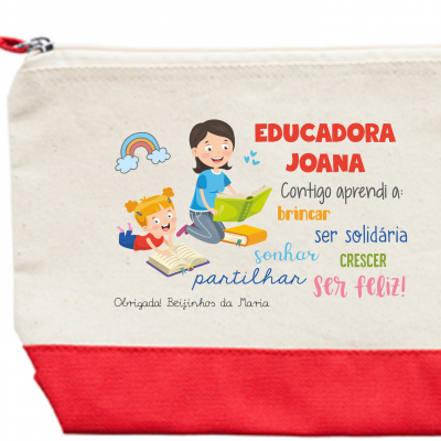 Estojo tecido creme com base vermelha e ilustração colorida de educadora e criança, texto em português.