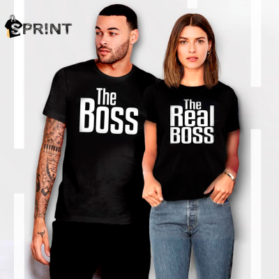 Duas pessoas com t-shirts pretas com textos brancos 'The BOSS' e 'The Real BOSS'