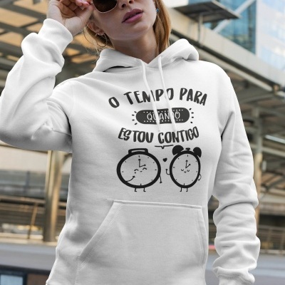 Sweatshirt branca com texto e ilustrações de relógios