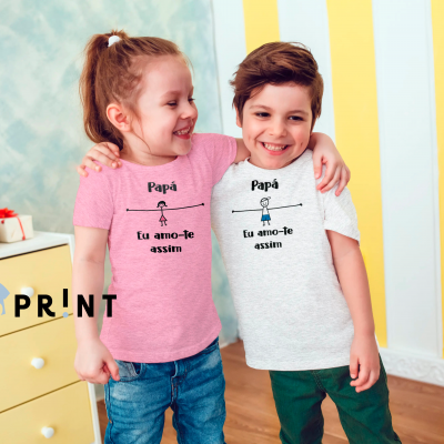 Duas crianças com t-shirts impressas com texto em preto num quarto colorido