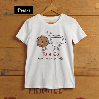 T-shirt branca com estampa de bolacha e chávena com texto em português