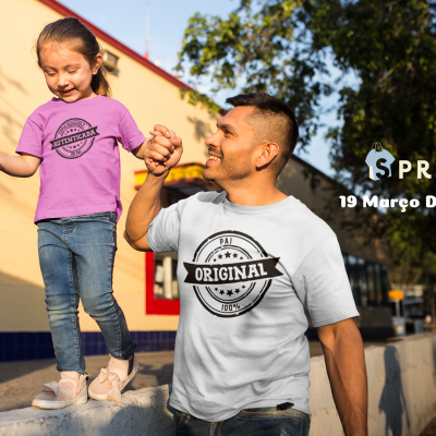 Homem e menina com t-shirts estampadas, ao ar livre, texto promocional de Dia do Pai