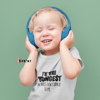 Criança com auscultadores azuis e camiseta branca com texto impresso