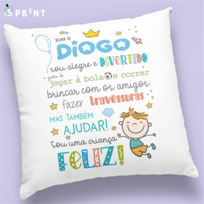 Almofada branca com texto colorido e ilustração de criança a brincar