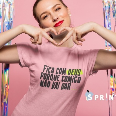 mulher a usar camisola rosa com texto e decoração prateada no fundo