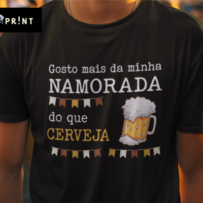 T-shirt preta com texto engraçado e desenho de caneca de cerveja