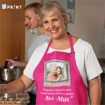 Mulher a usar avental rosa personalizado com foto e texto na cozinha