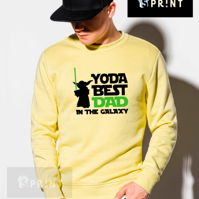 Homem de boné preto a usar sweatshirt amarela com estampa Yoda BEST DAD IN THE GALAXY.