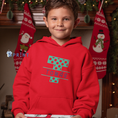 Criança com camisola vermelha personalizada e presente natalício