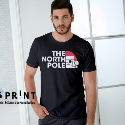 Homem com t-shirt preta estampada THE NORTH POLE