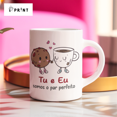 Caneca branca com desenho de bolacha e chávena de café e texto em português.