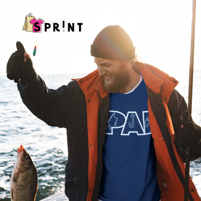 Homem a pescar junto ao mar com peixe na mão e roupa de pesca