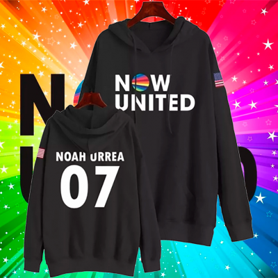 Duas sweatshirts pretas com capuz NOW UNITED com textos e números, em fundo colorido com estrelas