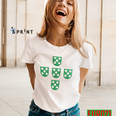 Mulher com T-shirt branca com escudos verdes e texto EURO21 em verde e vermelho