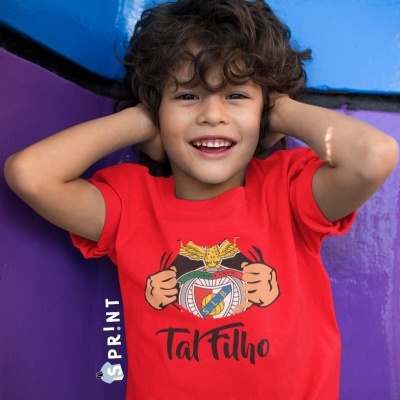 Camiseta vermelha de algodão para criança com estampa colorida e texto Tal Filho