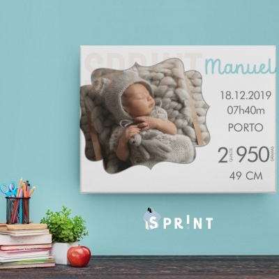 Painel decorativo com fotografia de recém-nascido e informações de nascimento em fundo azul claro