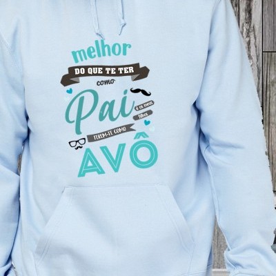Sweatshirt azul clara com texto colorido relacionado a pai e avô