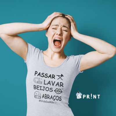T-shirt cinzenta com texto e ícones pretos, mulher num fundo azul