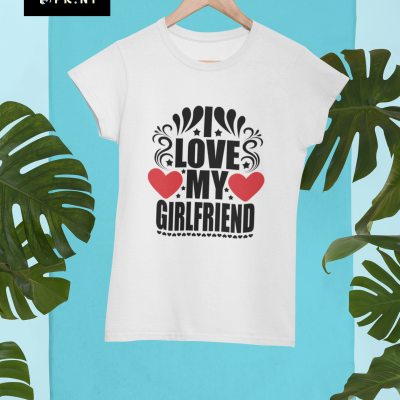 T-shirt branca com texto 'I LOVE MY GIRLFRIEND' e corações vermelhos