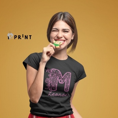 Camisola preta com estampado de borboleta e letra M rosa com nome Leonor