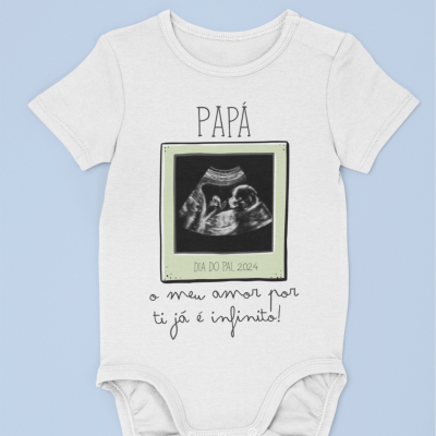 Body branco de bebé com texto e imagem de ecografia para o Dia do Pai 2024
