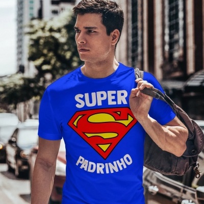 Homem jovem com t-shirt azul Super Padrinho na rua