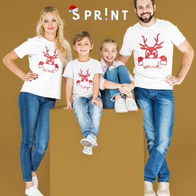 Família com t-shirts brancas e estampado de rena vermelho com nomes personalizados em fundo castanho claro com texto SPR!NT