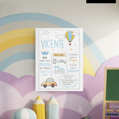 Cartaz de nascimento Vicente com dados e desenhos coloridos numa parede com arco-íris e brinquedos infantis.