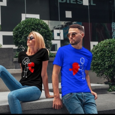 Dois jovens com t-shirts estampadas de peças de puzzle vermelhas sentados ao ar livre