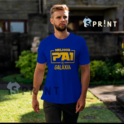 Homem com camiseta azul com texto amarelo MELHOR PAI DA GALÁXIA em ambiente exterior