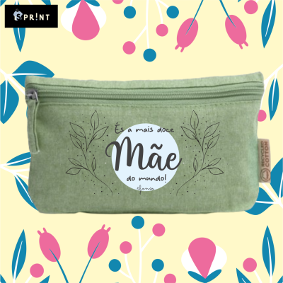 Necessaire verde com mensagem para mãe e padrão floral ao fundo