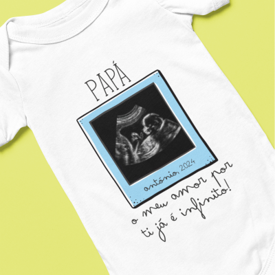 Body de bebé branco com estampado de ecografia e texto dedicado ao pai