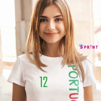 Jovem mulher com t-shirt branca com a palavra PORTUGAL e número 12