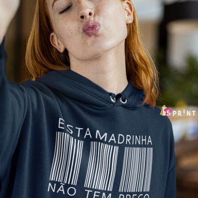 Suéter azul escuro com código de barras e texto em branco