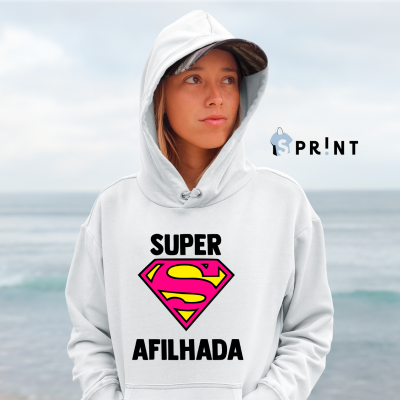 Mulher com camisola branca com capuz 'SUPER AFILHADA' na praia