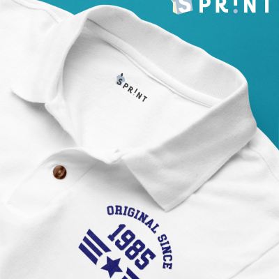 Polo branco com estampa azul e logótipo SPR!NT