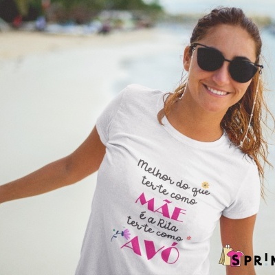 Mulher com t-shirt branca personalizada com texto colorido, na praia