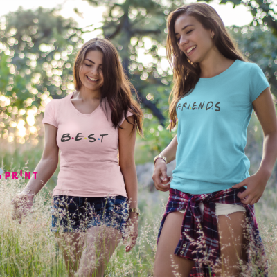 Duas mulheres ao ar livre com t-shirts BEST e FRIENDS e roupa casual em campo de relva