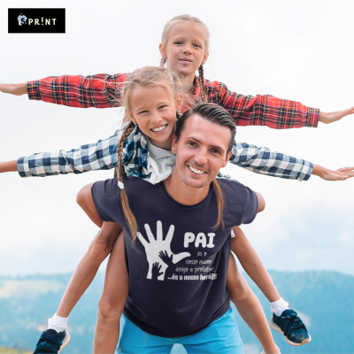 Camisola preta com texto branco e imagem de mãos, com três pessoas sorrindo ao ar livre.