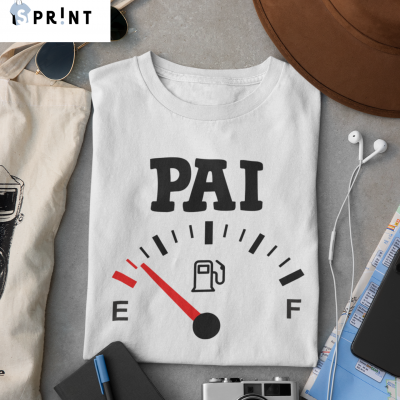 T-shirt branca com estampa PAI e medidor de combustível, chapéu castanho e acessórios de viagem sobre superfície cinzenta