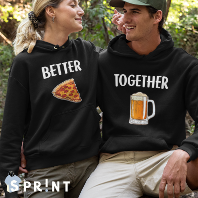 Casal na floresta com sweatshirts pretas com textos e imagens de pizza e cerveja