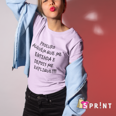 Camiseta lilás com texto preto 'PROCURA ALGUÉM QUE ME ENTENDA E DEPOIS ME EXPLIQUE!!!' com casaco azul claro e calças pretas em fundo rosa.