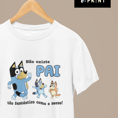 T-shirt branca com desenho e texto em português pendurada num cabide de madeira