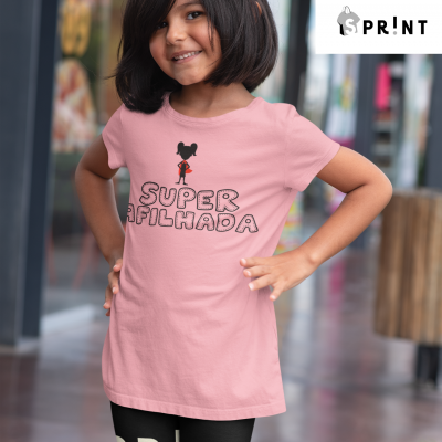 Menina com túnica rosa e calções pretos em ambiente urbano