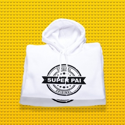 Sweatshirt branca com capuz e estampa 'SUPER PAI ORIGINAL' sobre fundo amarelo de peças lego.