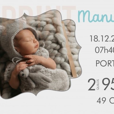 Bebé vestido com fato e gorro cinzentos a dormir sobre manta grossa cinzenta, com texto informativo ao lado