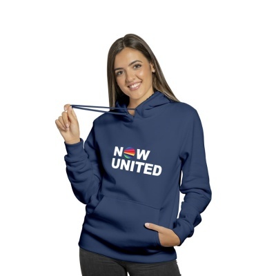 Mulher com casaco azul escuro com capuz e estampa 'NOW UNITED'